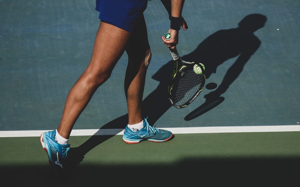 woman playing tennis during daytime